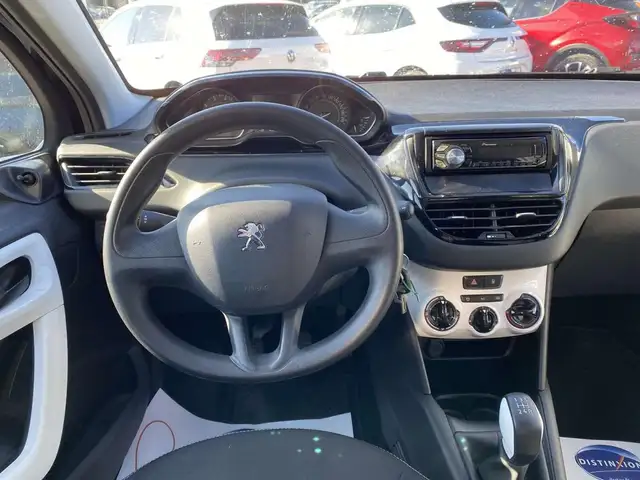 Peugeot 208 view 5