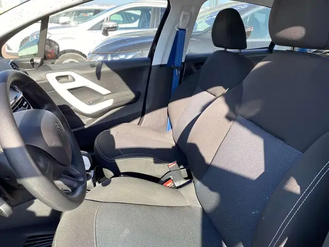 Peugeot 208 view 6