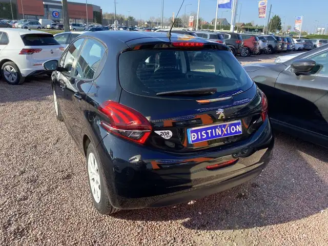 Peugeot 208 view 3