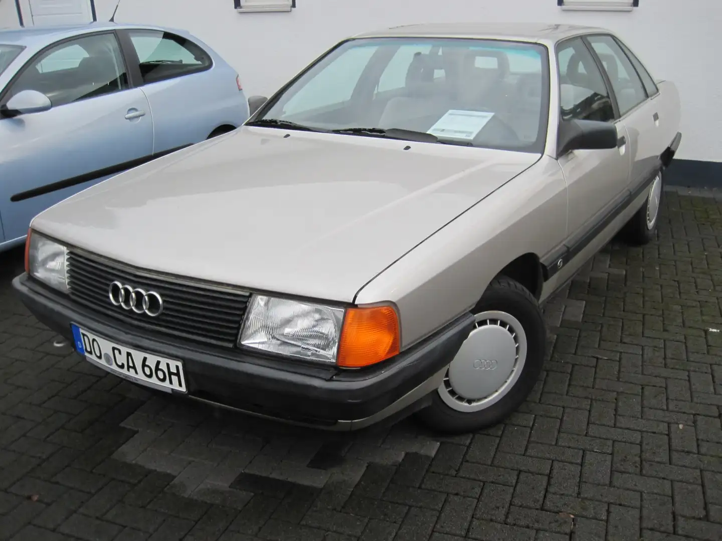 Audi 100 2.3 E mit H-Kennz Gümüş rengi - 1