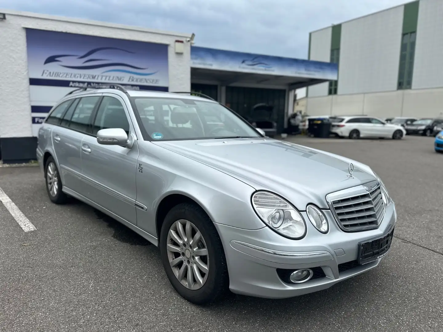 Mercedes-Benz E 200 T-Modell original 66800 Km Hu neu Plateado - 1
