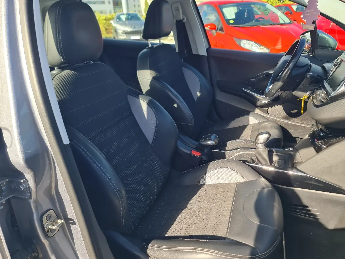 Peugeot 2008 1.2L 110 CV Setamp;S BVM5 PACK Allure * REPRISE POSSIBLE * GARANTIE 12 MOIS * - 2