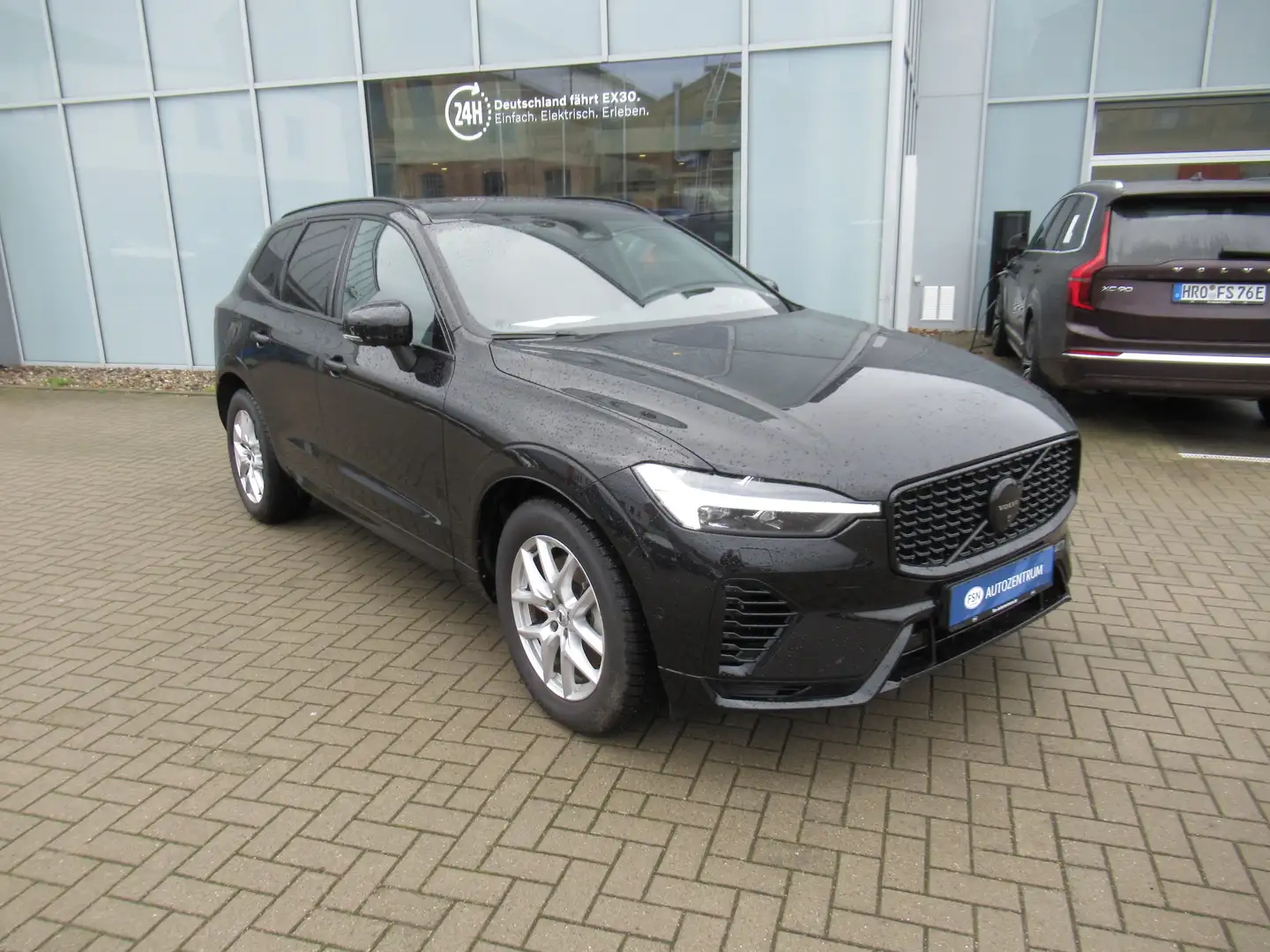 Volvo XC60 T6 AWD Plug-in Hybrid Black Edition Ultra Чёрный - 2