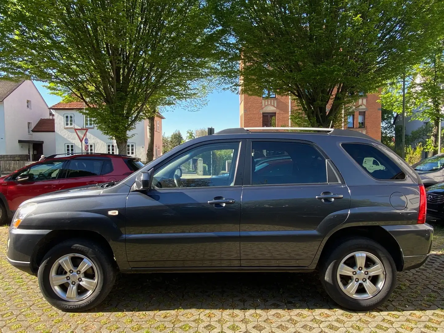 Kia Sportage 2.0 Attract 8-fach bereift, Leder Gris - 1