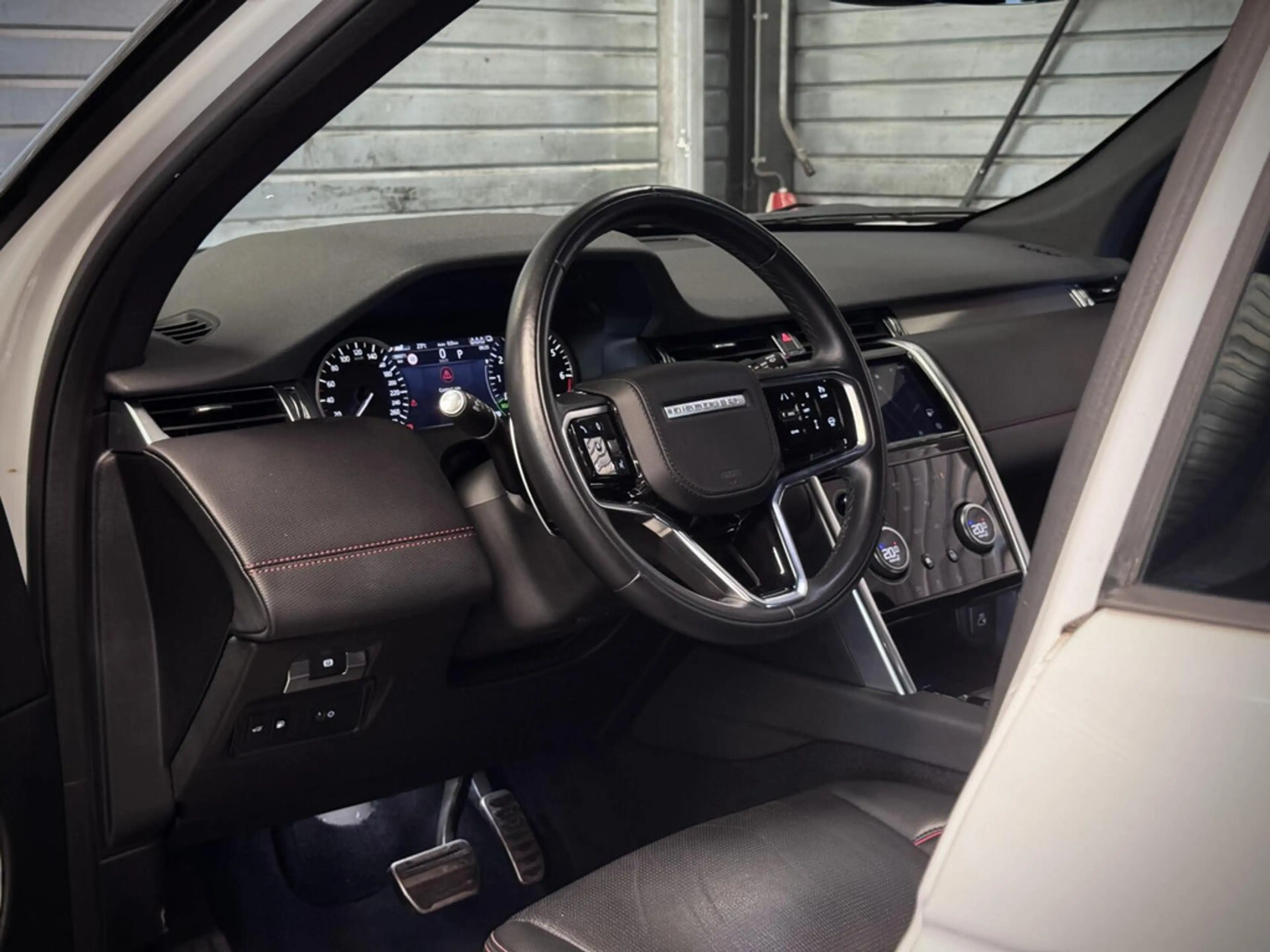 Land Rover Discovery Sport P300e 1.5 R-Dynamic SE | SOH 92% | Black Pack | Co — photo 6