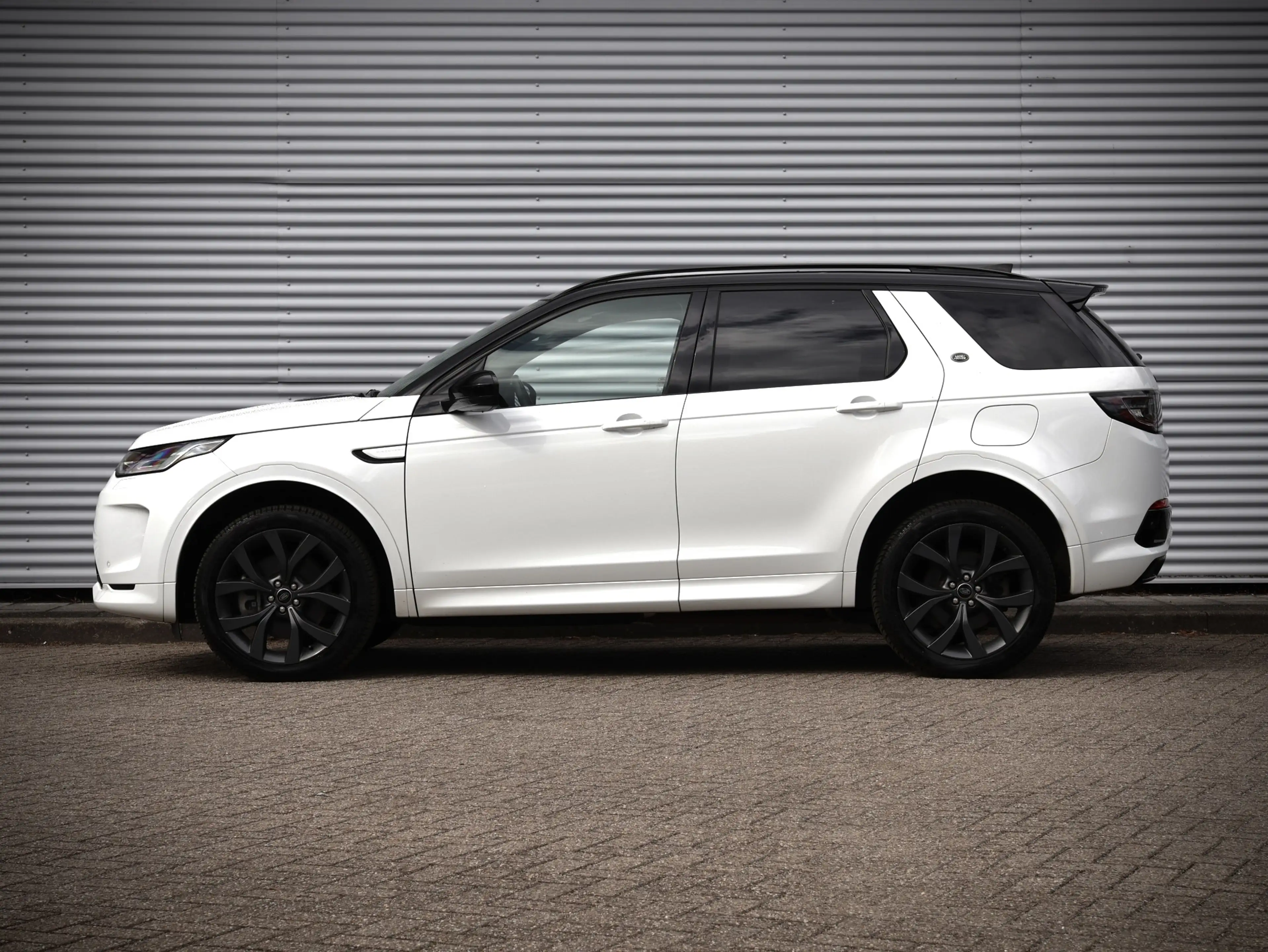 Land Rover Discovery Sport P300e 1.5 R-Dynamic SE | SOH 92% | Black Pack | Co — photo 11