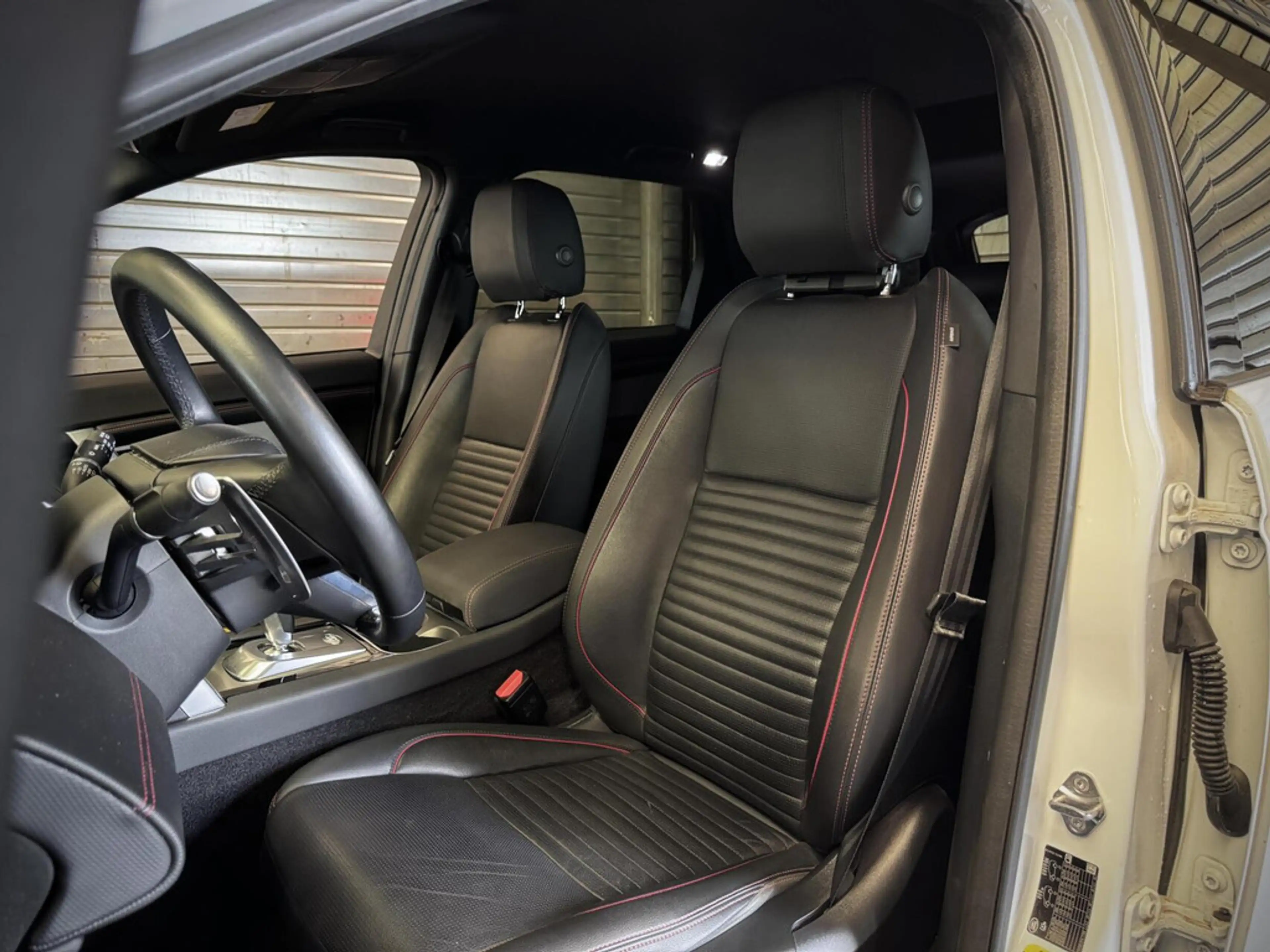 Land Rover Discovery Sport P300e 1.5 R-Dynamic SE | SOH 92% | Black Pack | Co — photo 7