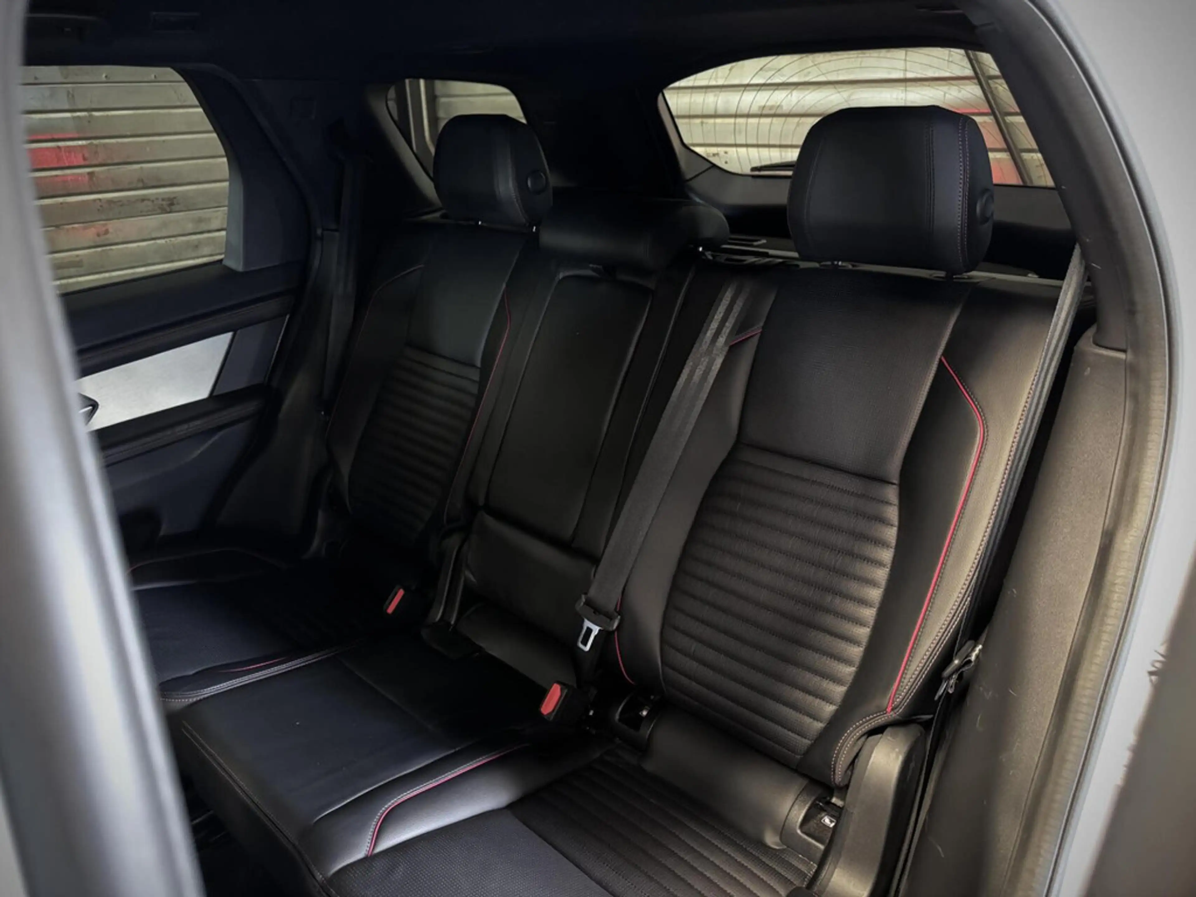 Land Rover Discovery Sport P300e 1.5 R-Dynamic SE | SOH 92% | Black Pack | Co — photo 8