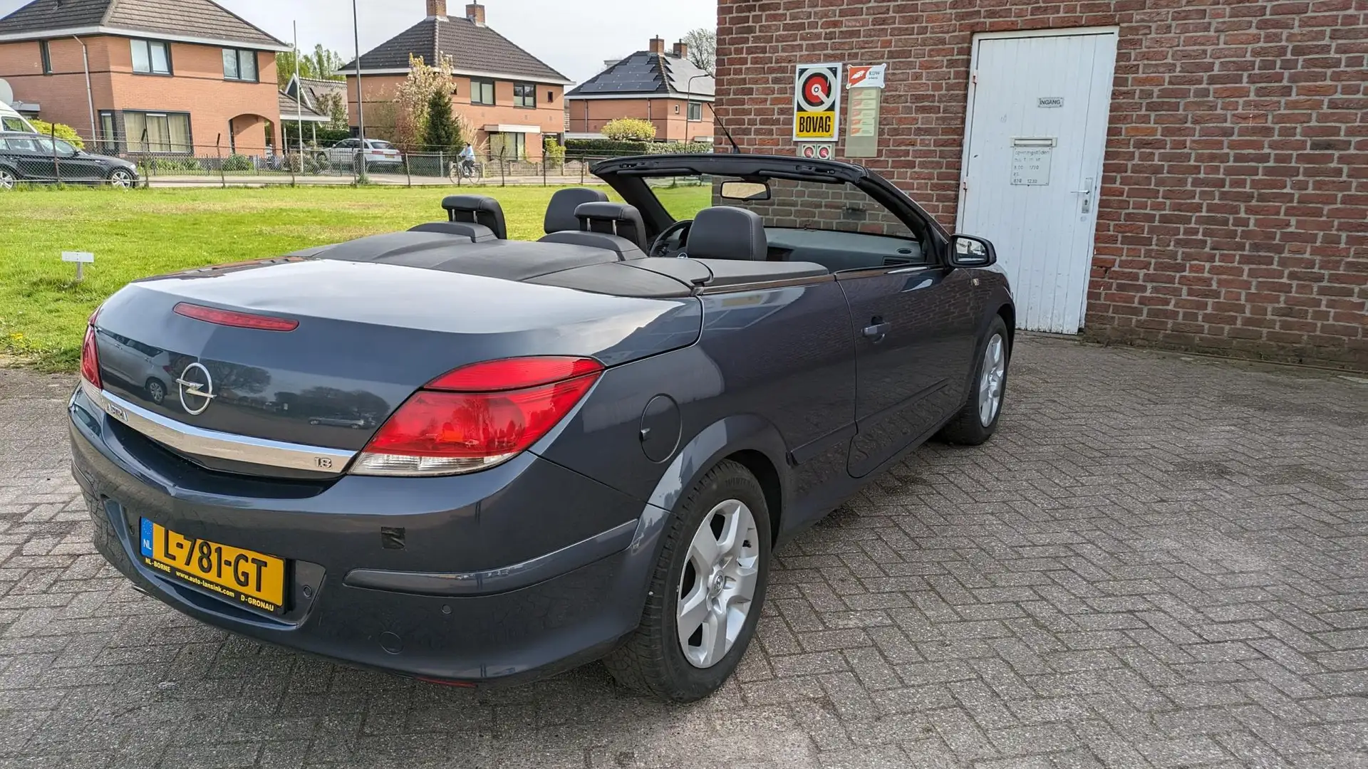 Opel Astra TwinTop 1.8 Cosmo - airco - automaat Grijs - 1