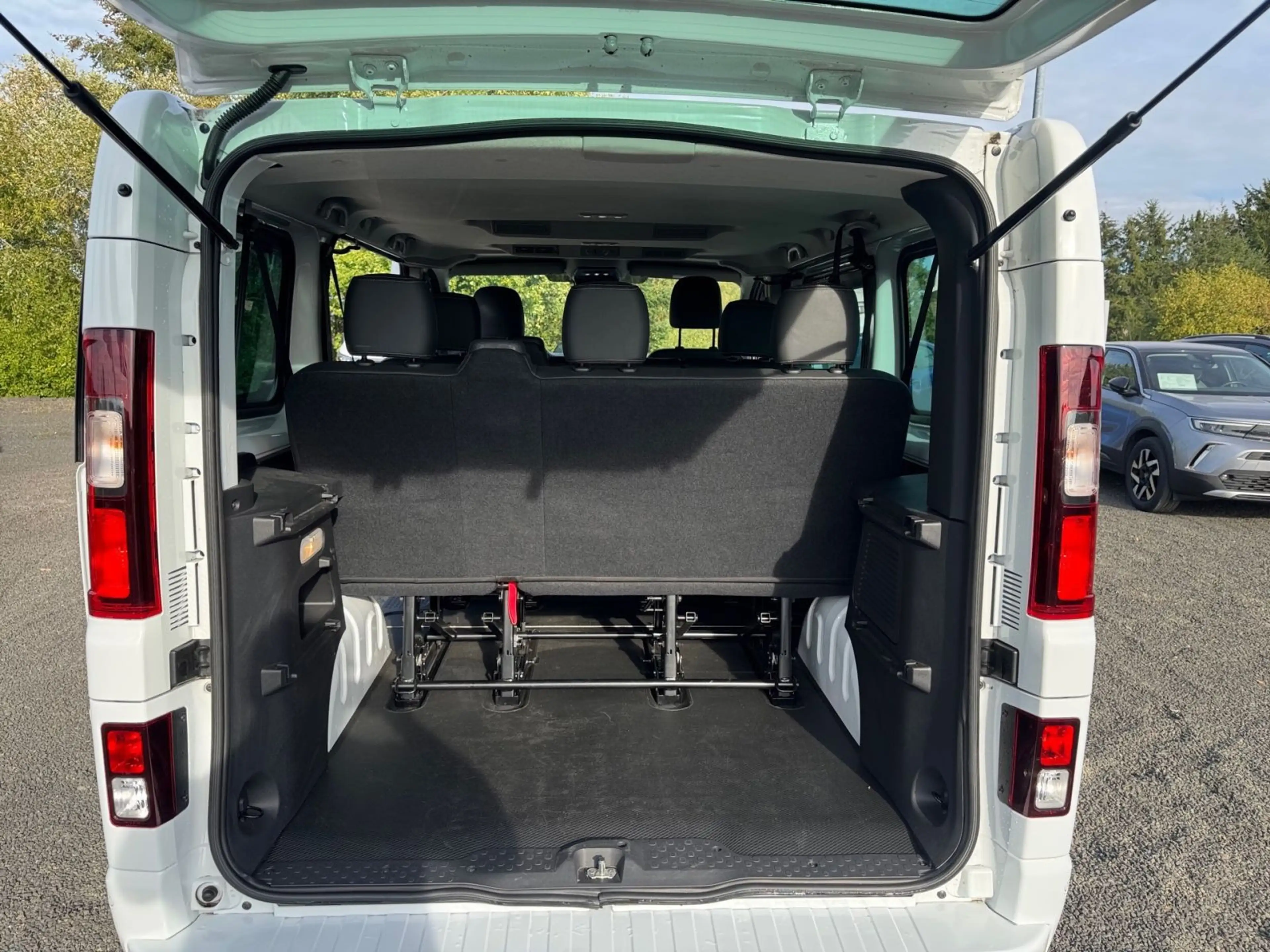 Nissan Primastar Kombi L1H1 dCI 170 A/T — photo 12