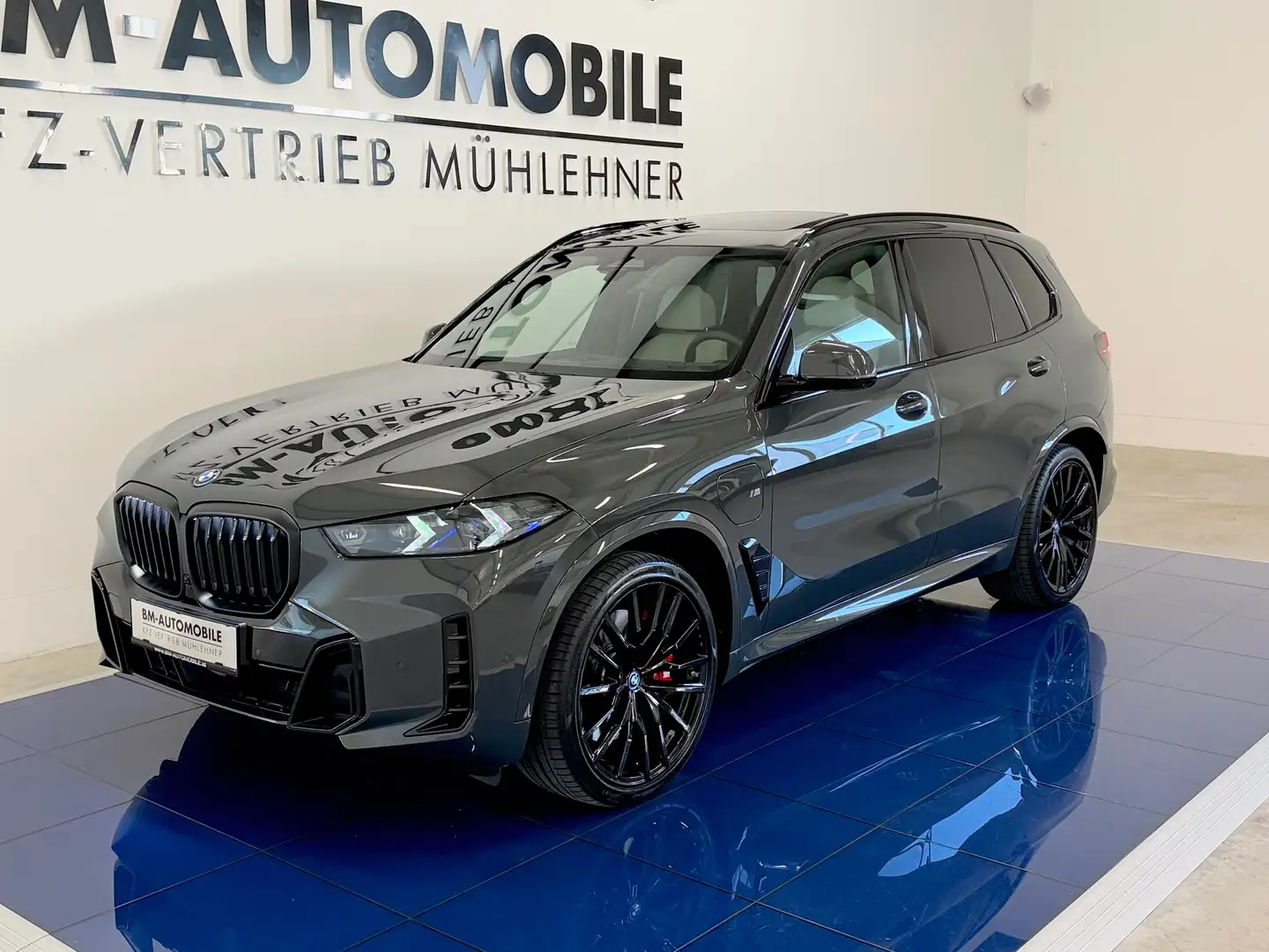 BMW X5 xDrive50e,M-Sportpaket-Pro,SkyLounge,AHK,Carbon,Luftf.,Sitzlüftung,22"Alu Grau - 2