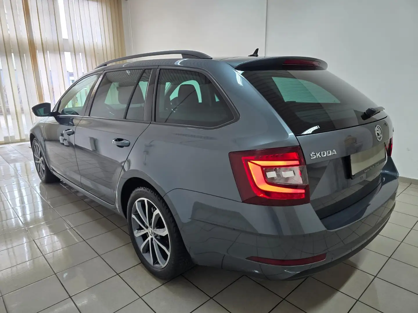 Skoda Octavia Combi 2.0 TDI DSG Soleil LED Navi CarPlay ACC 1.Ha Grau - 2