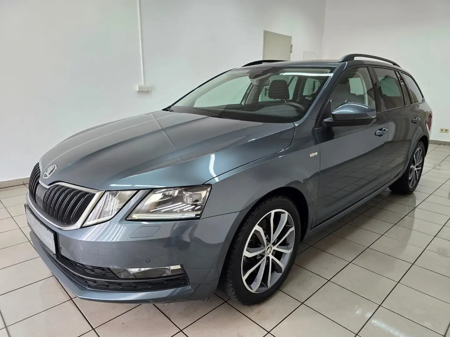 Skoda Octavia Combi 2.0 TDI DSG Soleil LED Navi CarPlay ACC 1.Ha Grau - 1