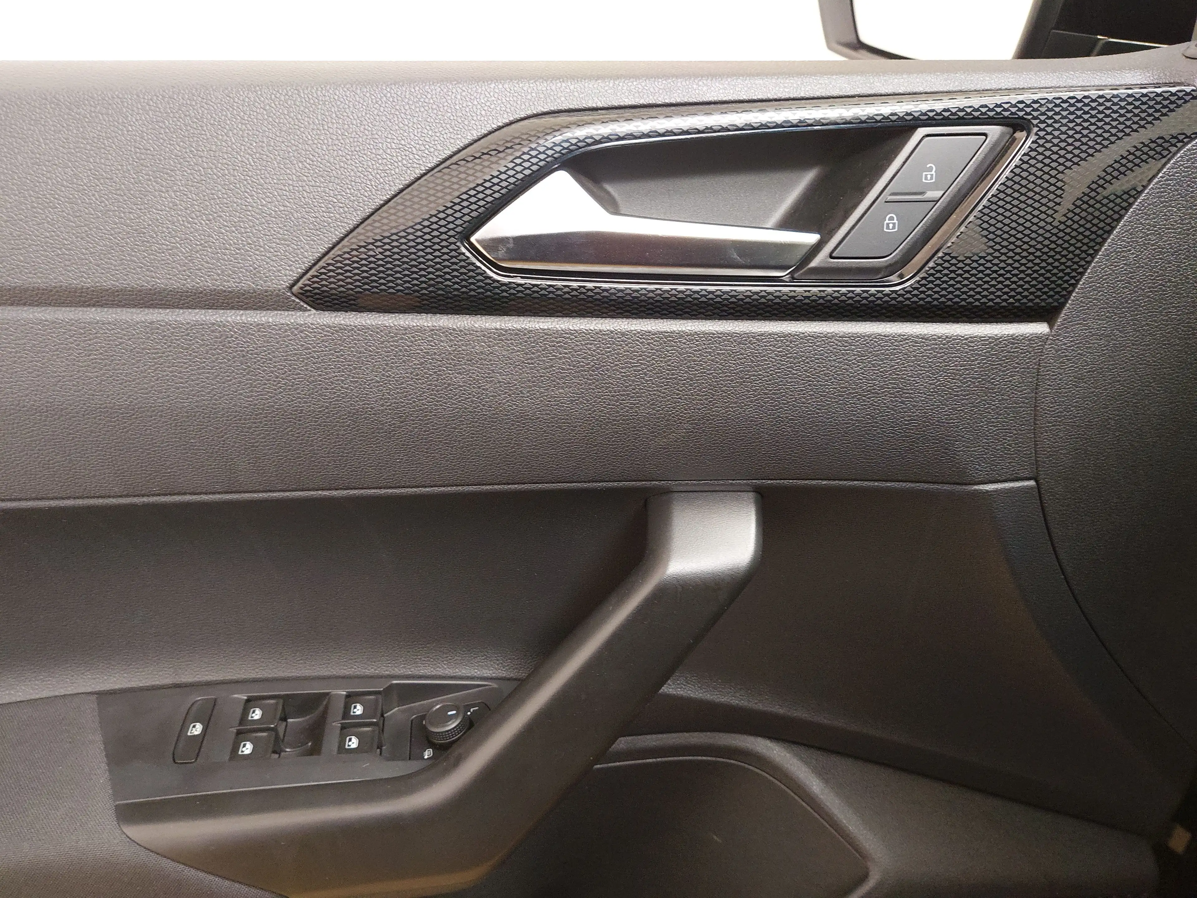 Volkswagen Polo 1.0 TSI Life Navi LED DC AHK PDC SHZ — photo 5