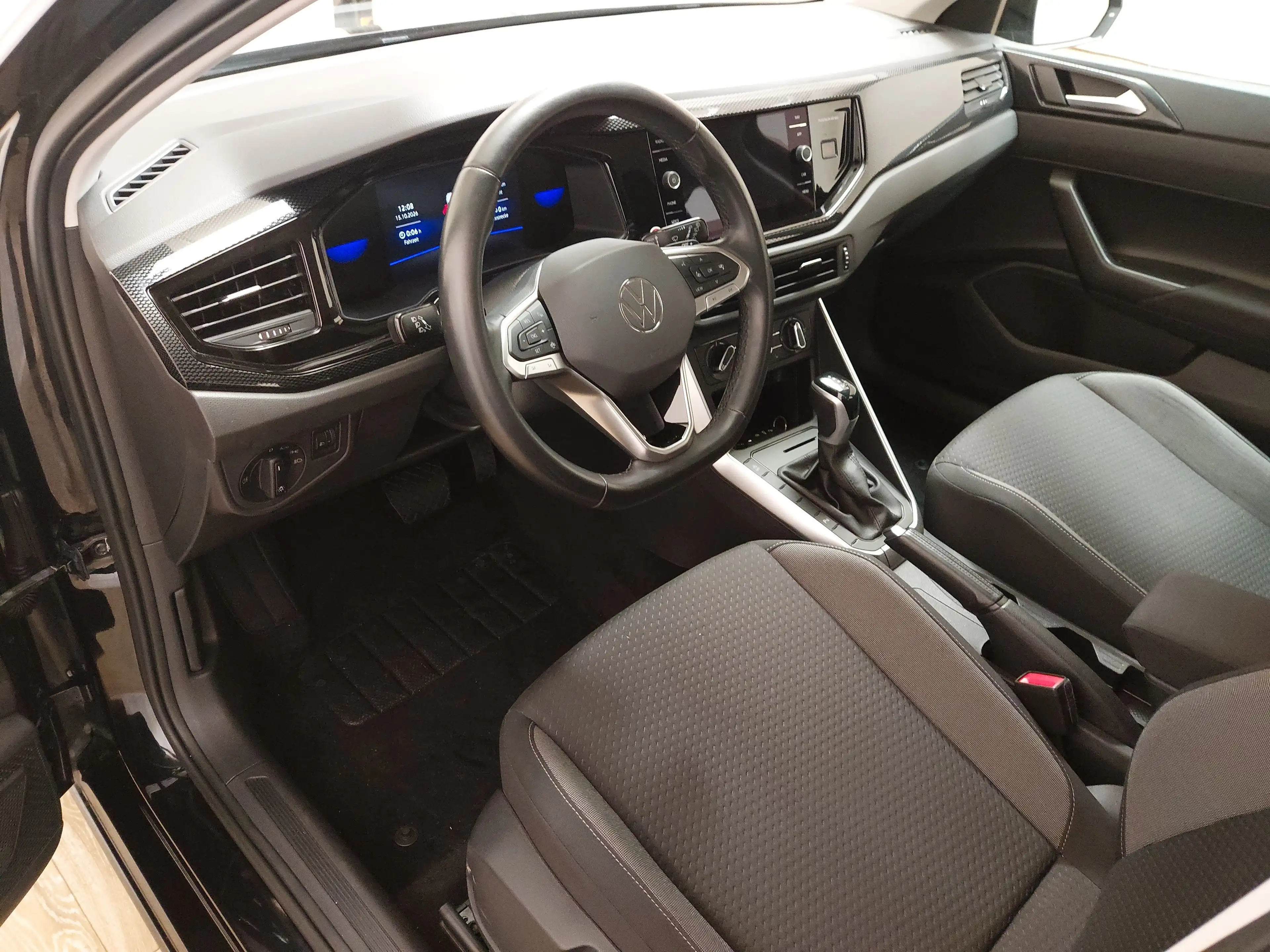 Volkswagen Polo 1.0 TSI Life Navi LED DC AHK PDC SHZ — photo 6