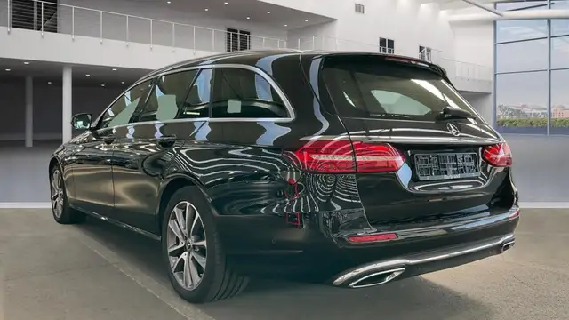 Mercedes-Benz E-Class view 3