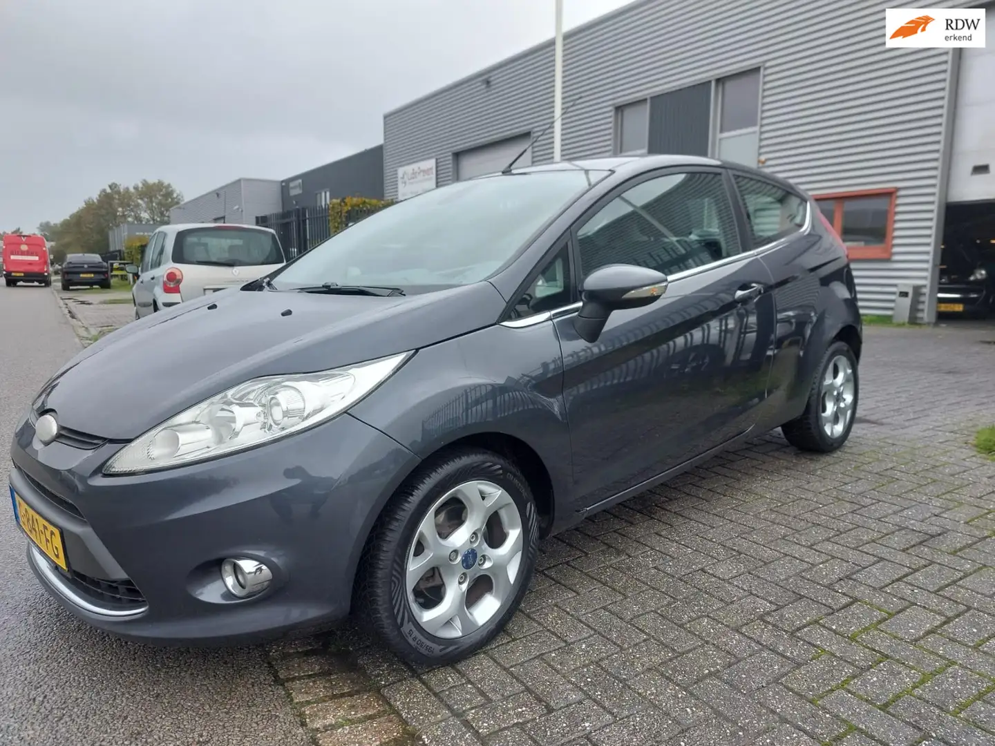 Ford Fiesta 1.4 Trend 3 deurs + geregelde airco Grijs - 1