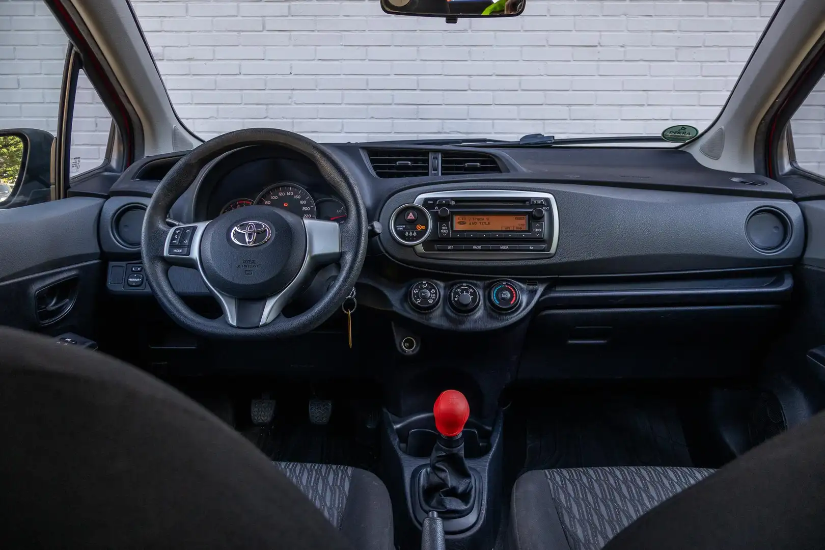 Toyota Yaris 1.0 VVT-i Aspiration Czerwony - 2