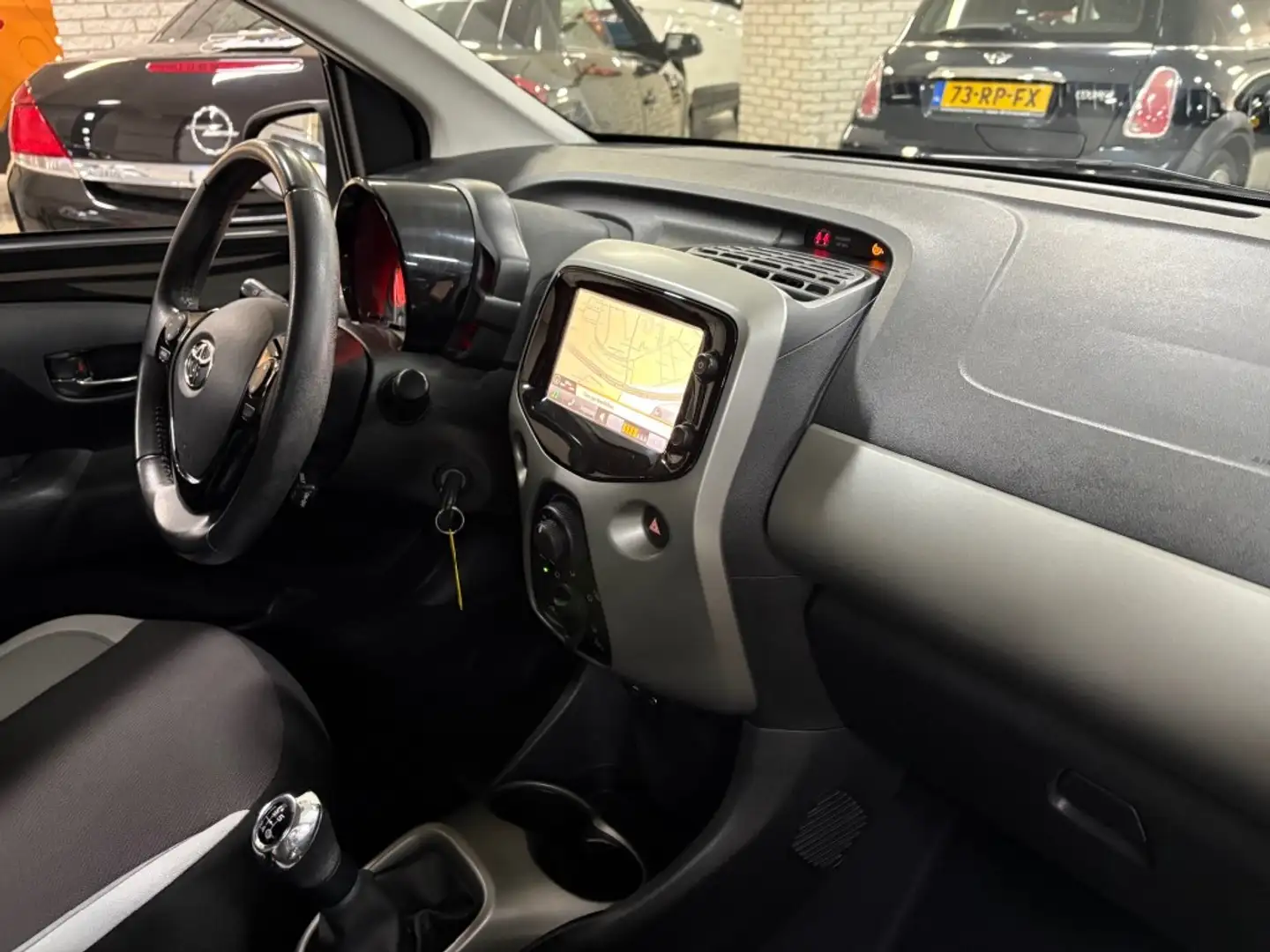 Toyota Aygo 1.0 VVT-I X-PLAY Navigatie Airco Camera Apple carp Zwart - 2