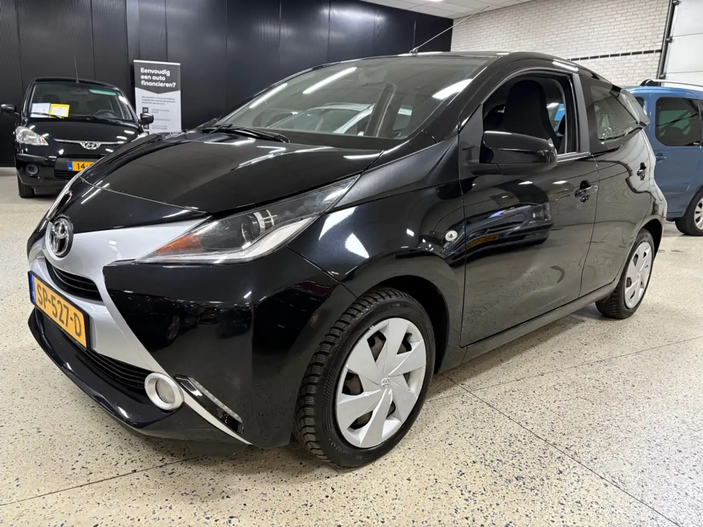 Toyota Aygo 1.0 VVT-I X-PLAY Navigatie Airco Camera Apple carp Zwart - 1