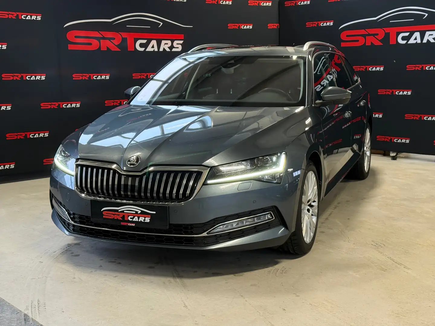 Skoda Superb 2.0 TDI Aut. DSG *Panorama*AHK*ACC*Keyless*Kamera Grau - 2