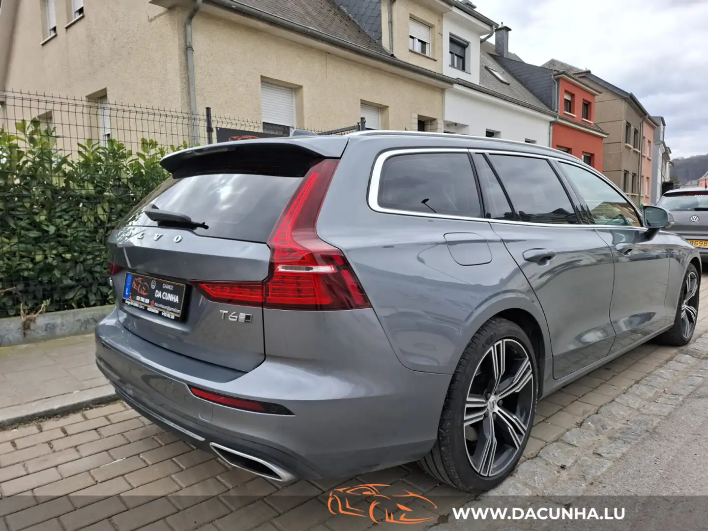 Volvo V60 T6 AWD GEARTRONIC INSCRIPTION / NAVI / PANO / CUIR Gris - 2