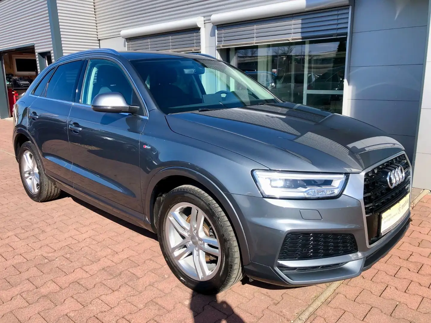 Audi Q3 / S line/Navi/Sitzhz/Xenon/AHK Grau - 1