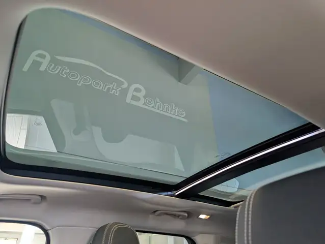 Land Rover Range Rover Velar view 7