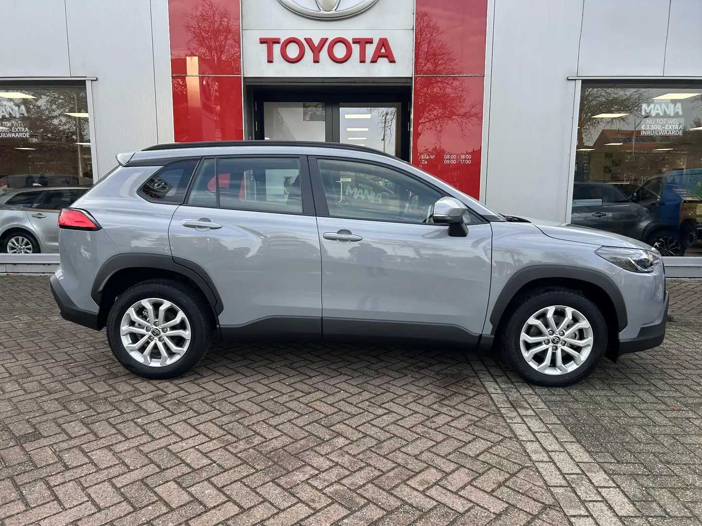 Toyota Corolla Cross Hybrid 140 Active Grijs - 2