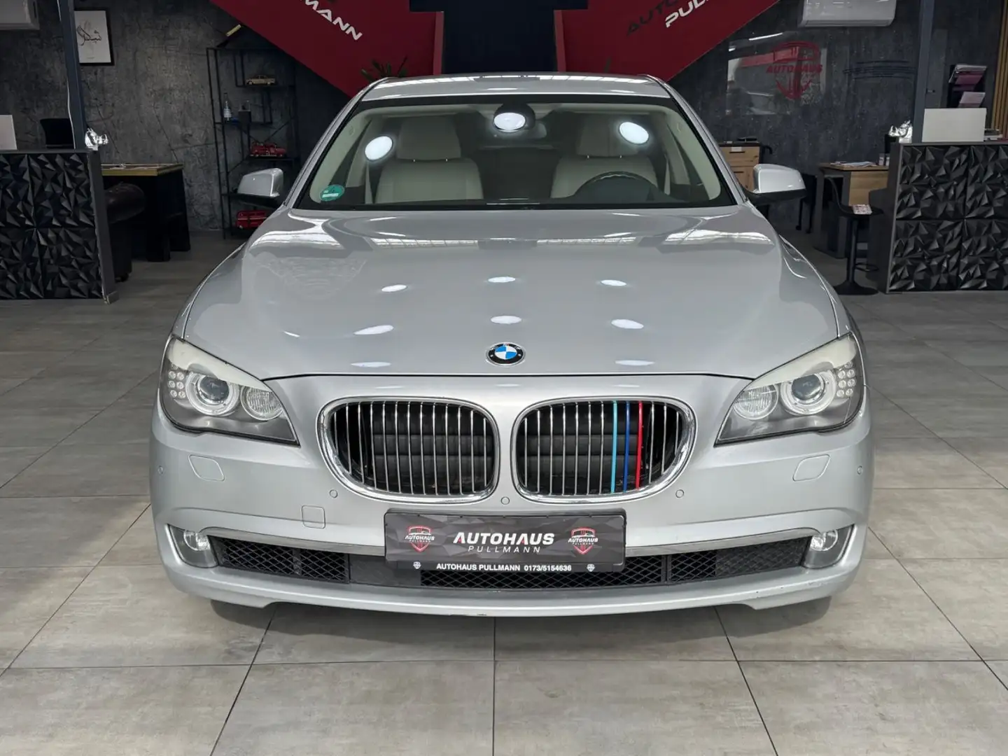 BMW 740 d xDrive Silber - 2