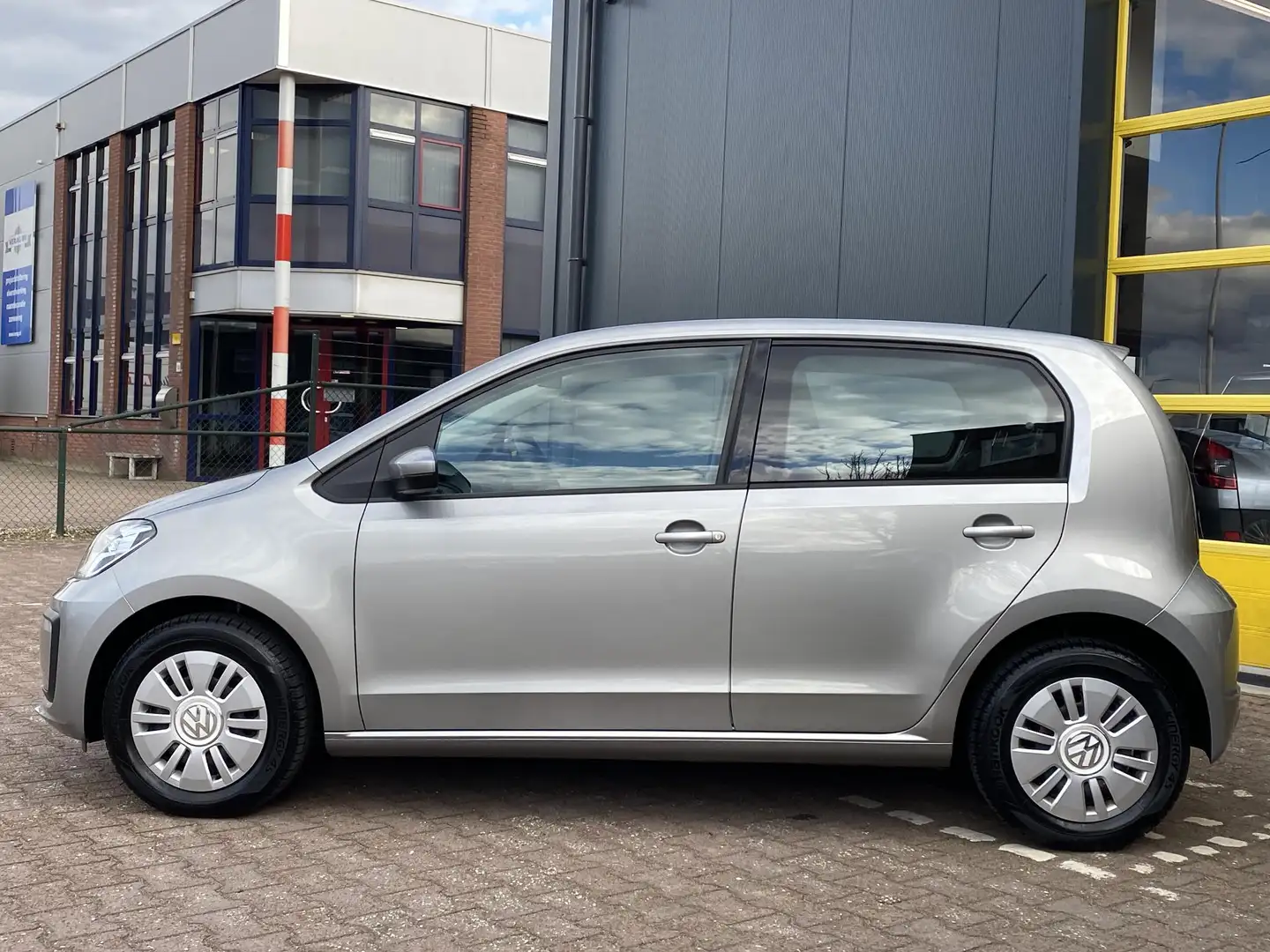 Volkswagen up! 1.0 BMT move up! 12 maanden BOVAG garantie Gris - 2