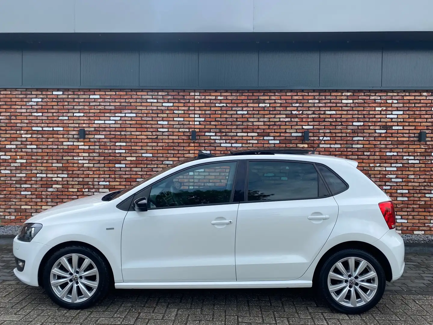 Volkswagen Polo 1.2 TSI Match Pano Parelmoermtlc Cruise Clima Wit - 2