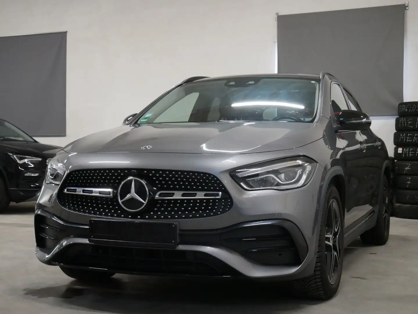 Mercedes-Benz GLA 200 AMG LINE NIGHT HIGHEND PANO R-KAM TOTW Grau - 1