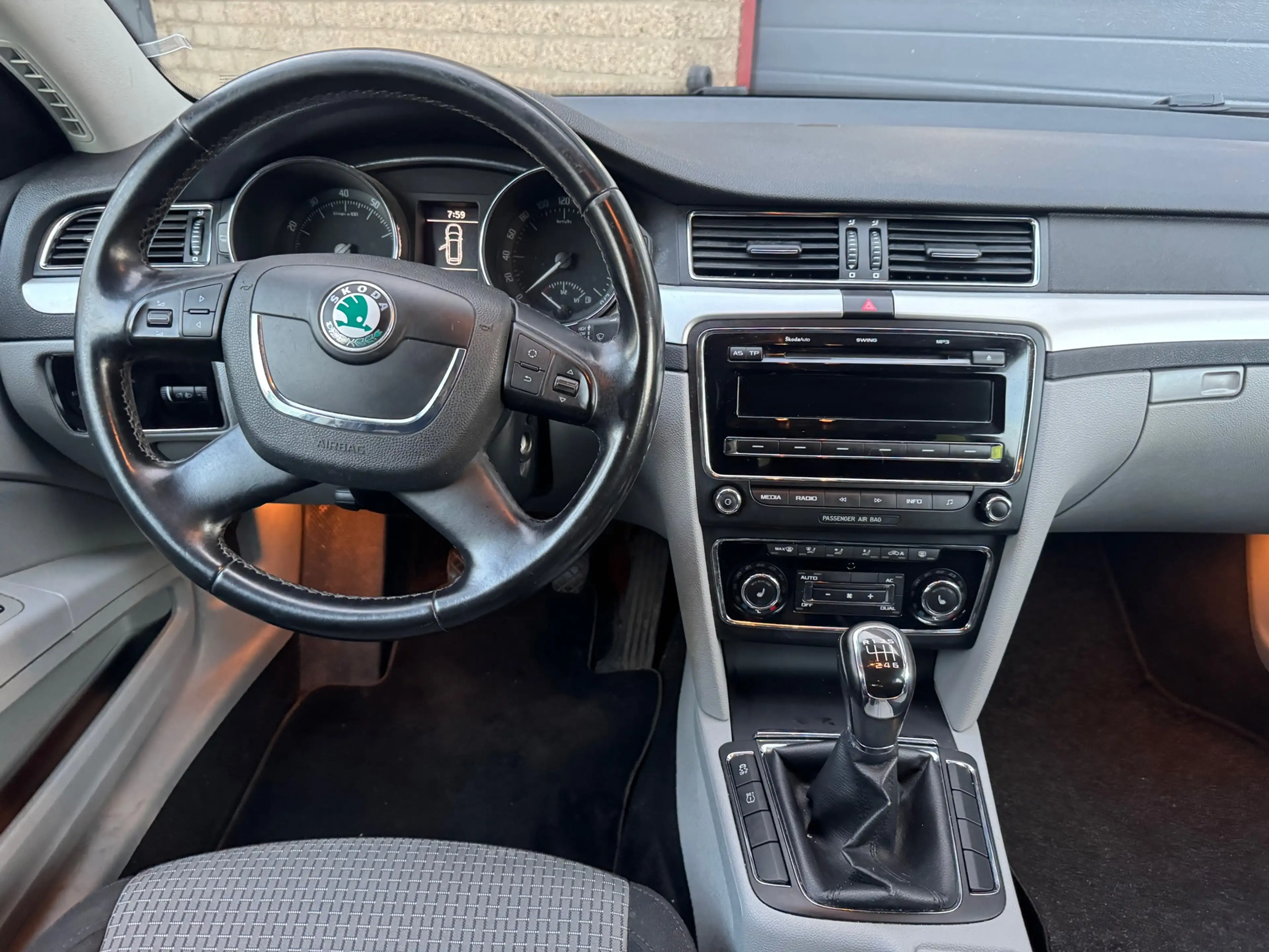 Skoda Superb Combi 1.8 TSI Elegance — photo 9