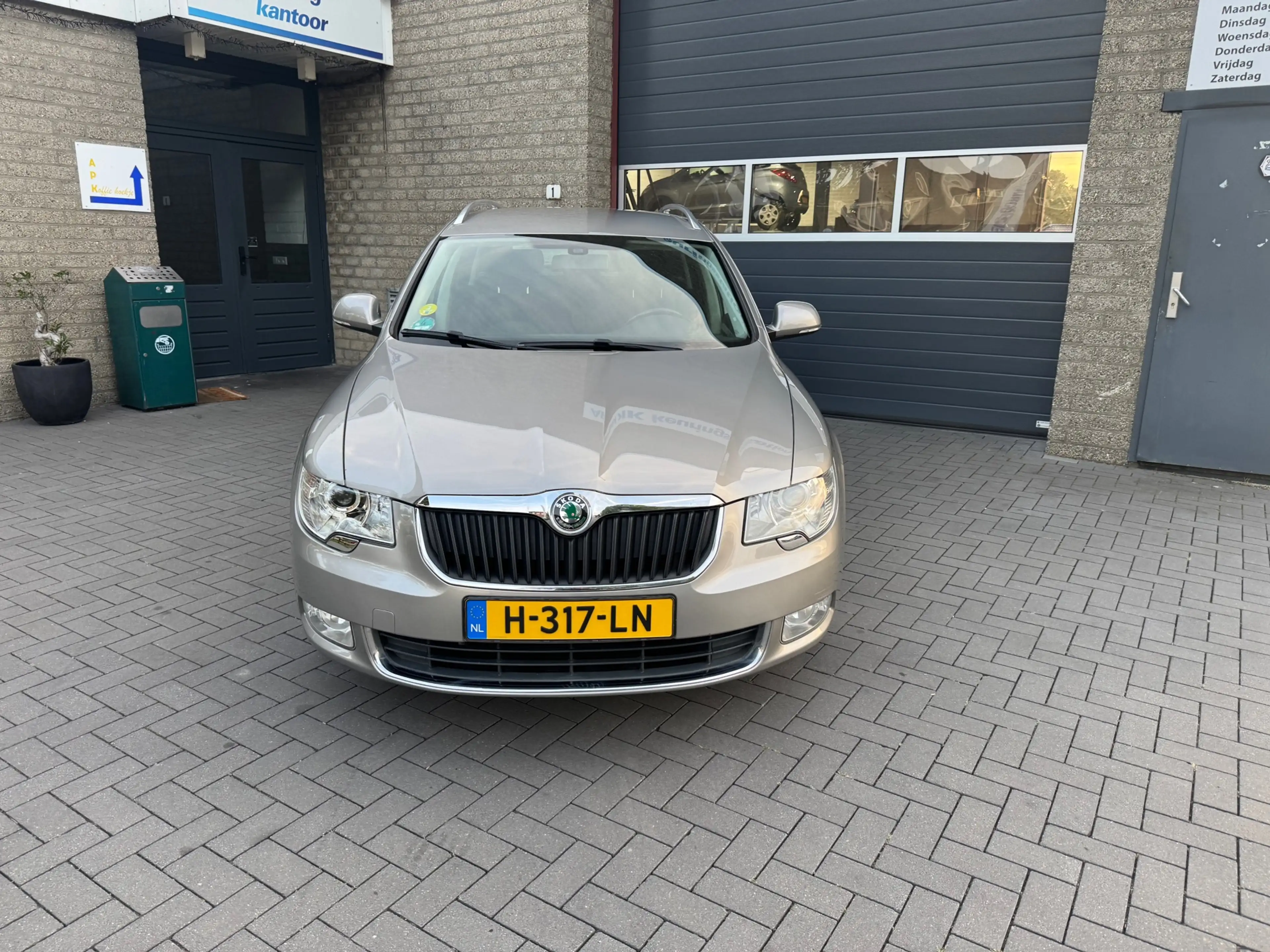 Skoda Superb Combi 1.8 TSI Elegance — photo 2