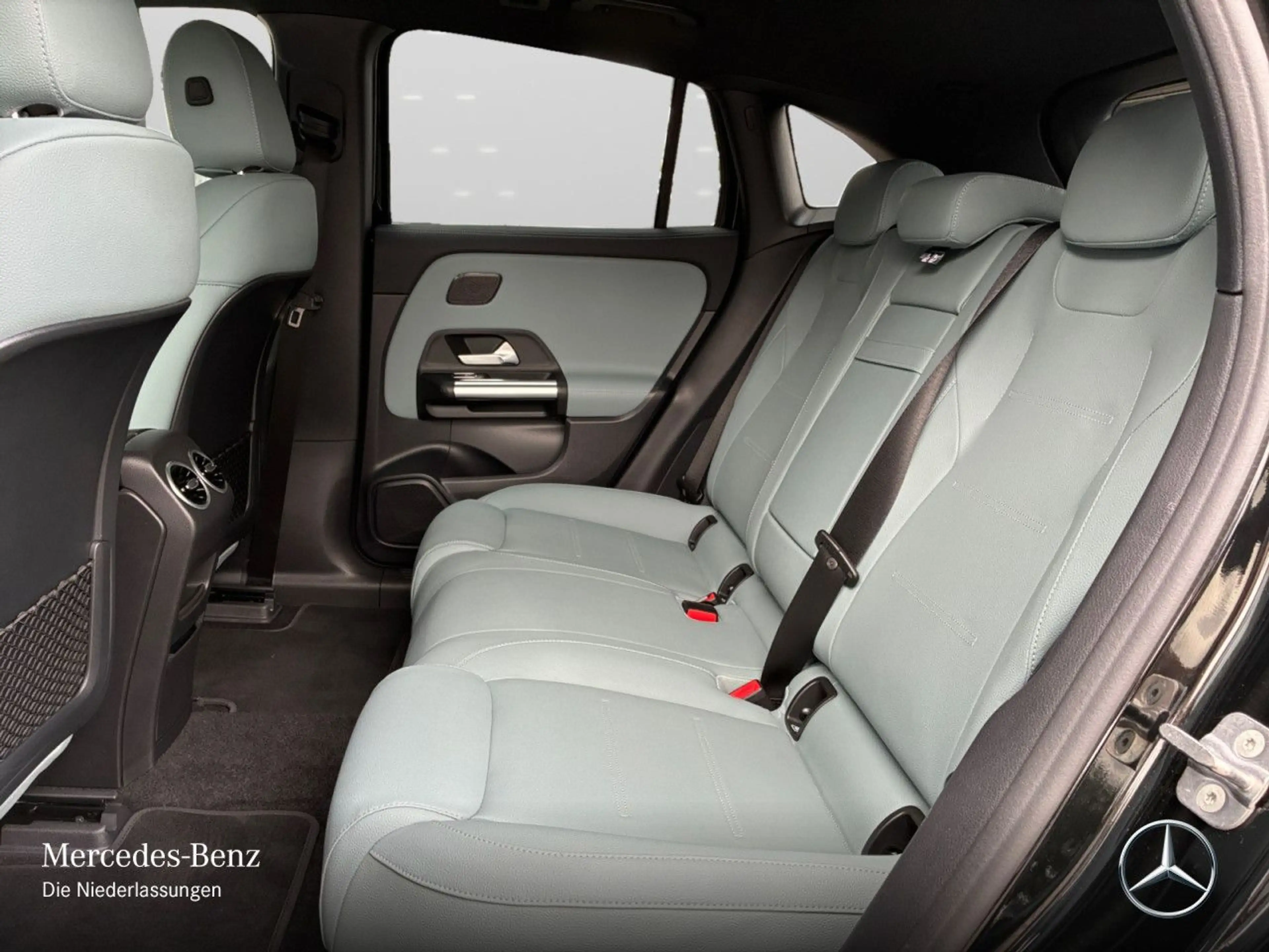 Mercedes-Benz EQA 300 4M AMG+20"+PLUS-PAKET+PANO+KAMERA+KEYLESS — photo 12