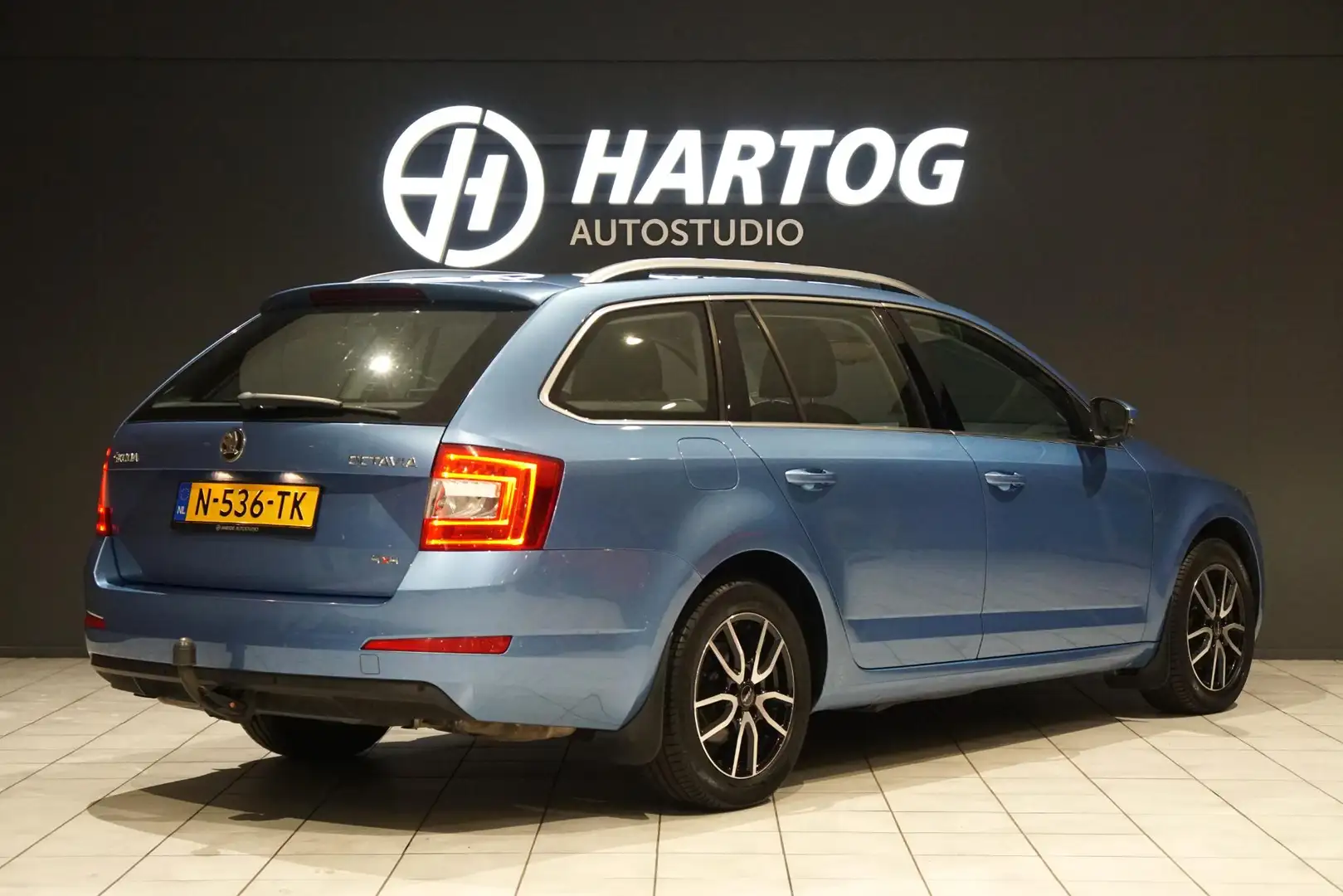 Skoda Octavia Combi 1.8 TSI Ambition Business 4X4 + XENON / STOE Blauw - 2