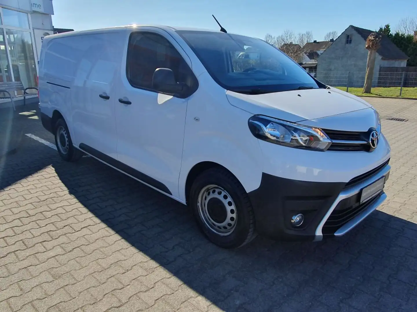 Toyota Proace 2,0-l-D-4D L2 Meister + Navi + Kamera Weiß - 2