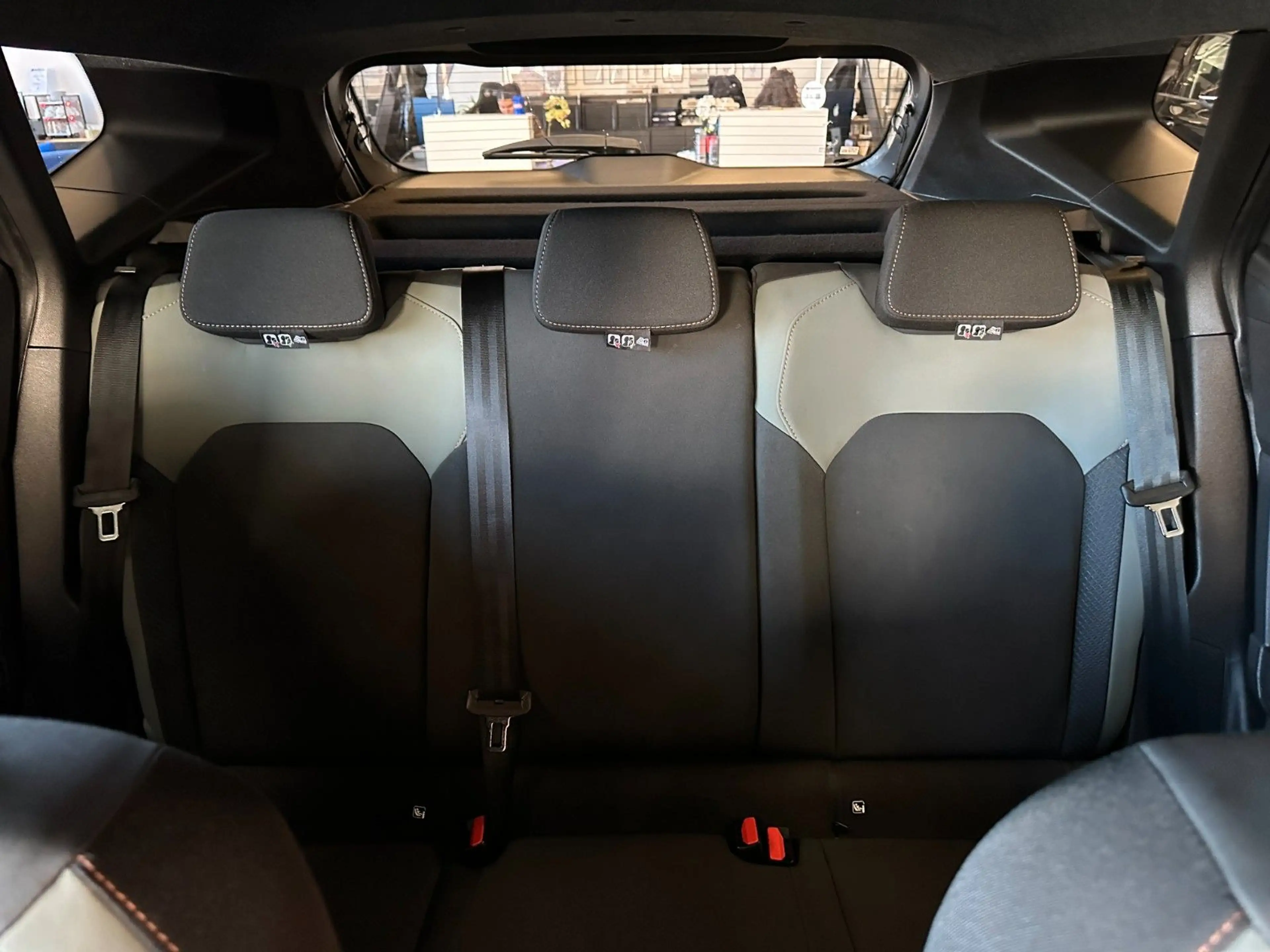 Dacia Duster *KEYLESS*LED*LKHZ*CAM*AHK*TEMPO*CARPLAY* — photo 11
