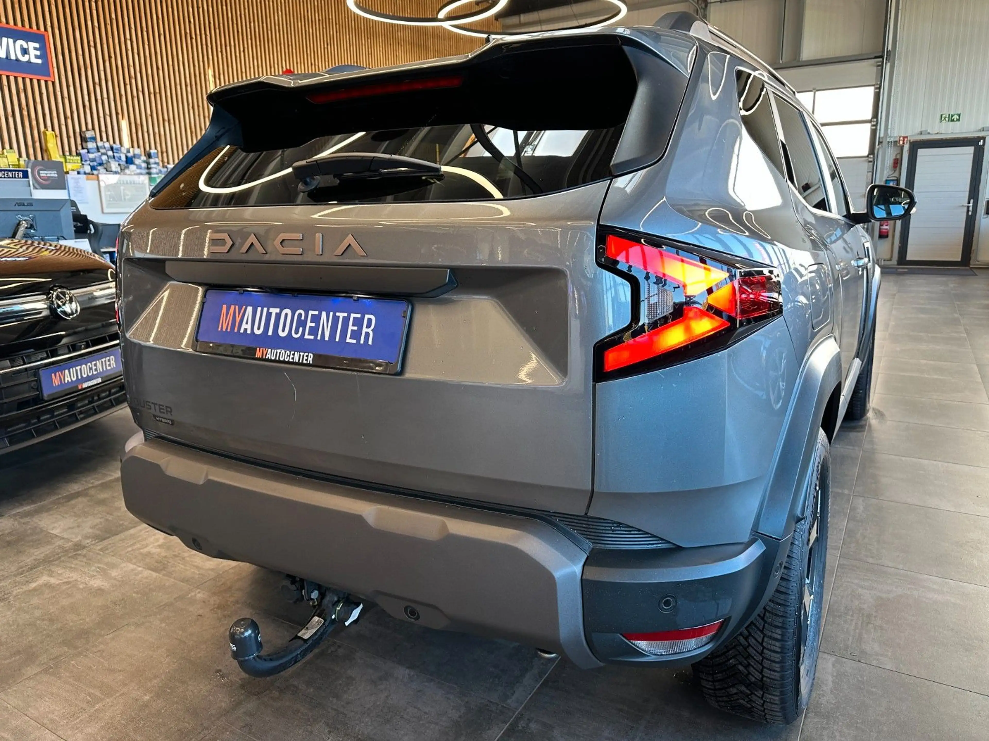 Dacia Duster *KEYLESS*LED*LKHZ*CAM*AHK*TEMPO*CARPLAY* — photo 2