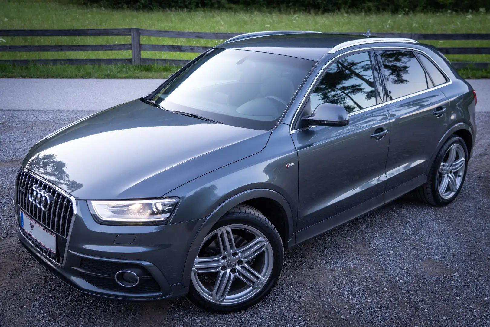 Audi Q3 2,0 TDI quattro Sport S-tronic + AHK + SHZ + PDV Grau - 2