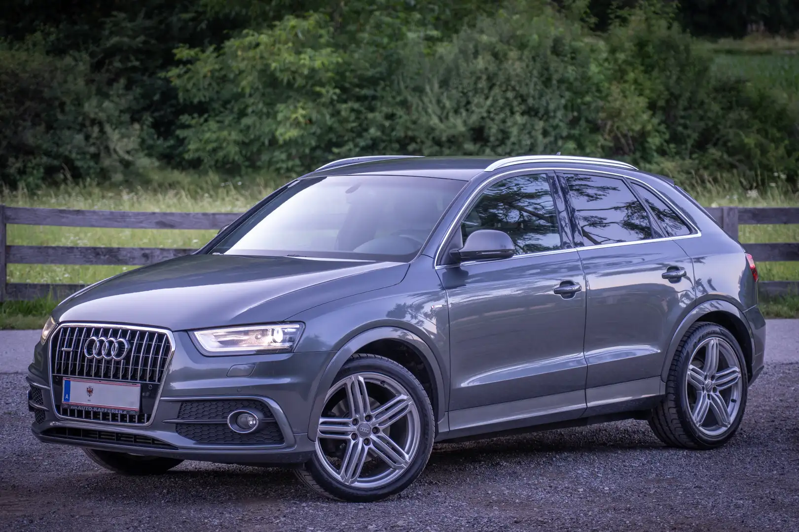 Audi Q3 2,0 TDI quattro Sport S-tronic + AHK + SHZ + PDV Grau - 1