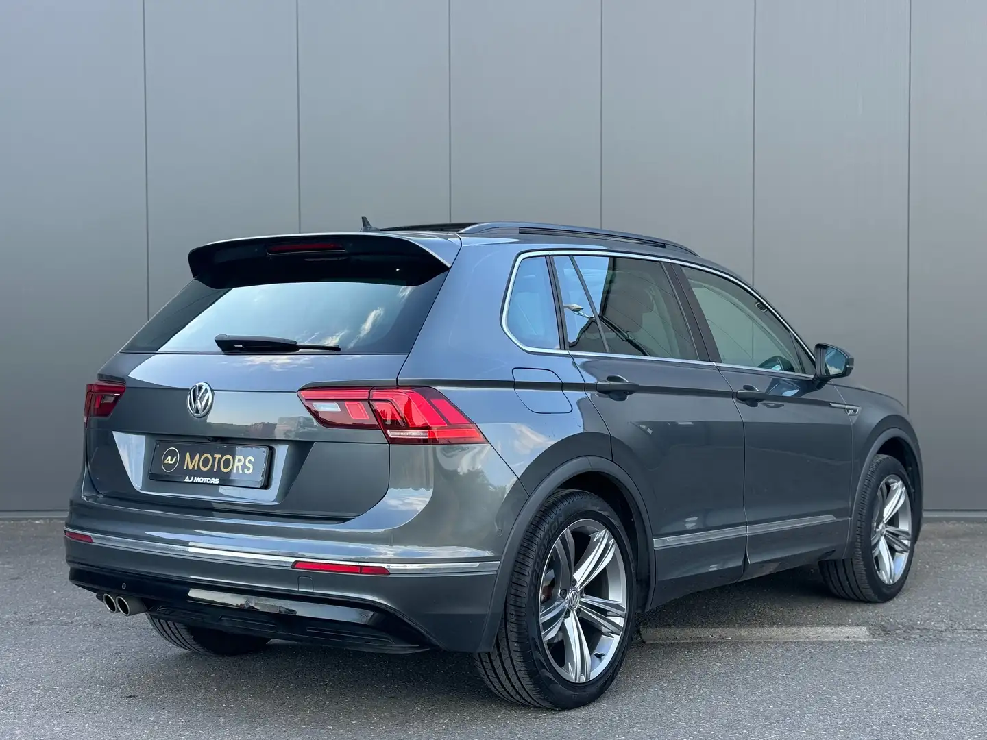 Volkswagen Tiguan 1.5 TSI 150cv DSG - R-Line - Toit ouvrant - 360 Gris - 2