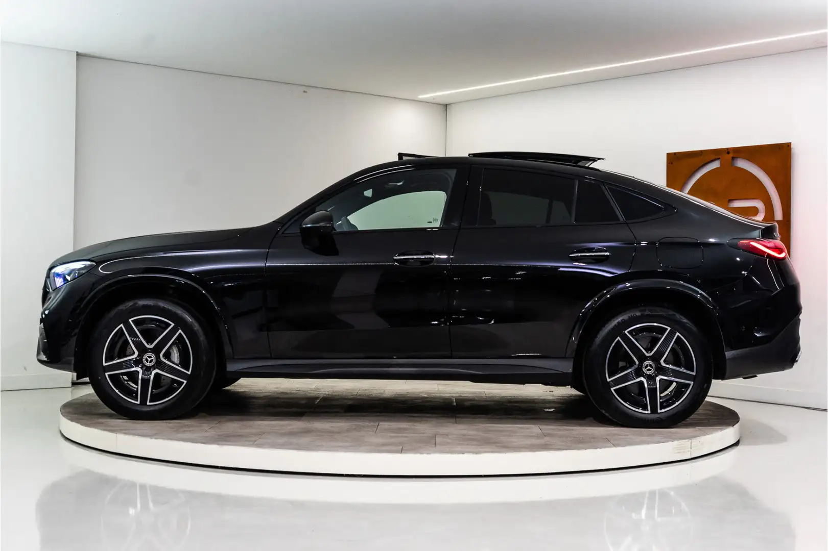 Mercedes-Benz GLC 400 Coupé 400e 4MATIC AMG 381PK | Pano | Burmester | S Noir - 2