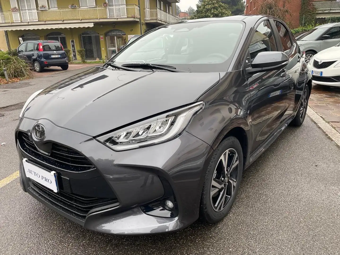Toyota Yaris 1.5h Active SUPER PROMO, VARI COLORI E ALLESTIMENT Grigio - 2