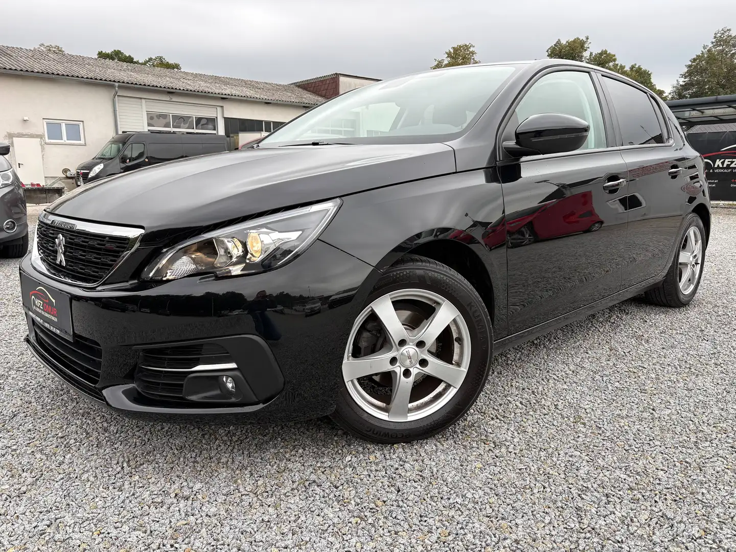 Peugeot 308 308 1,2*NEUWERTIGER ZUSTAND*NAVI*RFK* Schwarz - 1