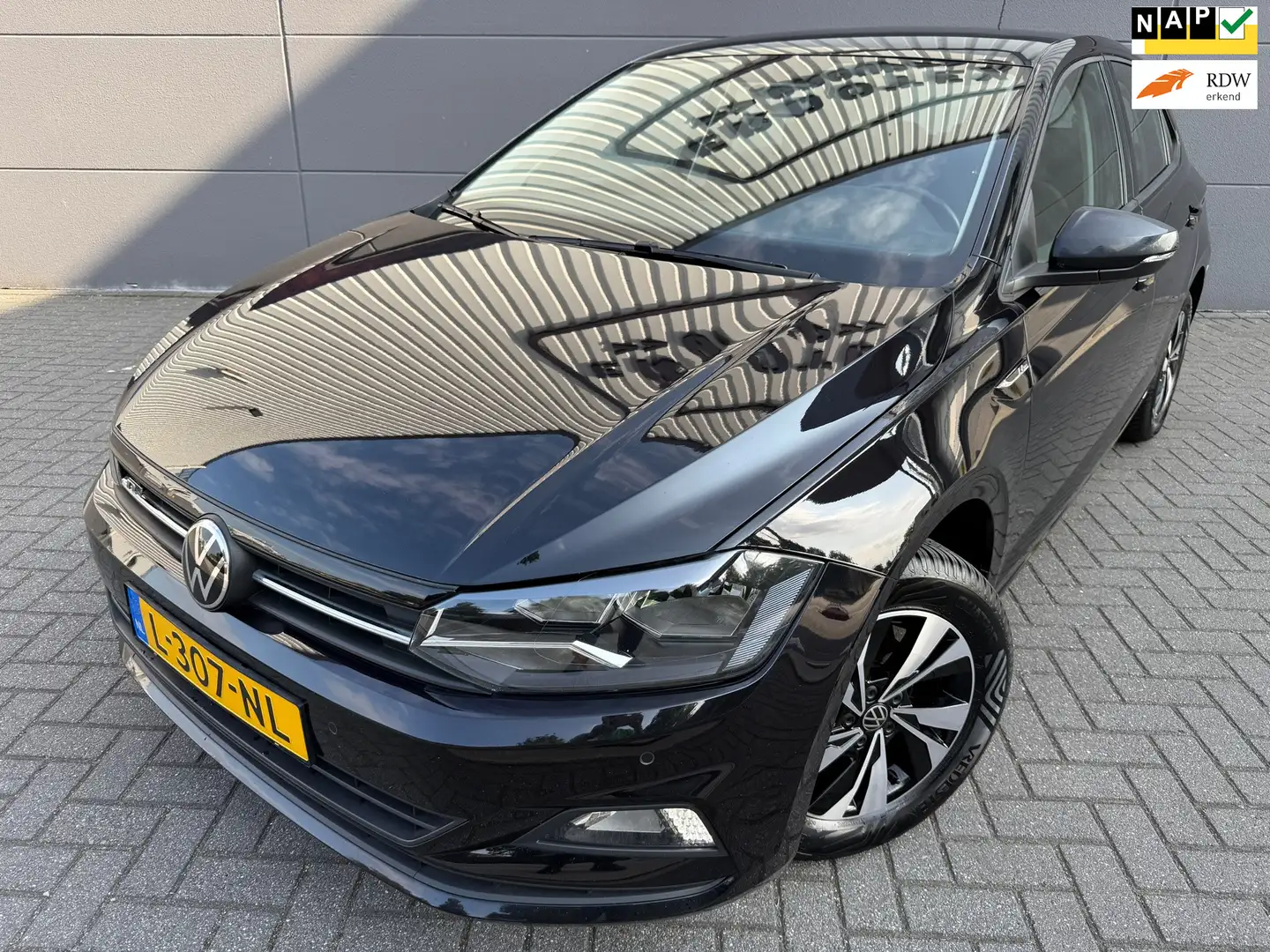 Volkswagen Polo 1.0 TSI Business R-Line*CARPLAY*NAVI*CRUISE*AIRCO* Zwart - 1