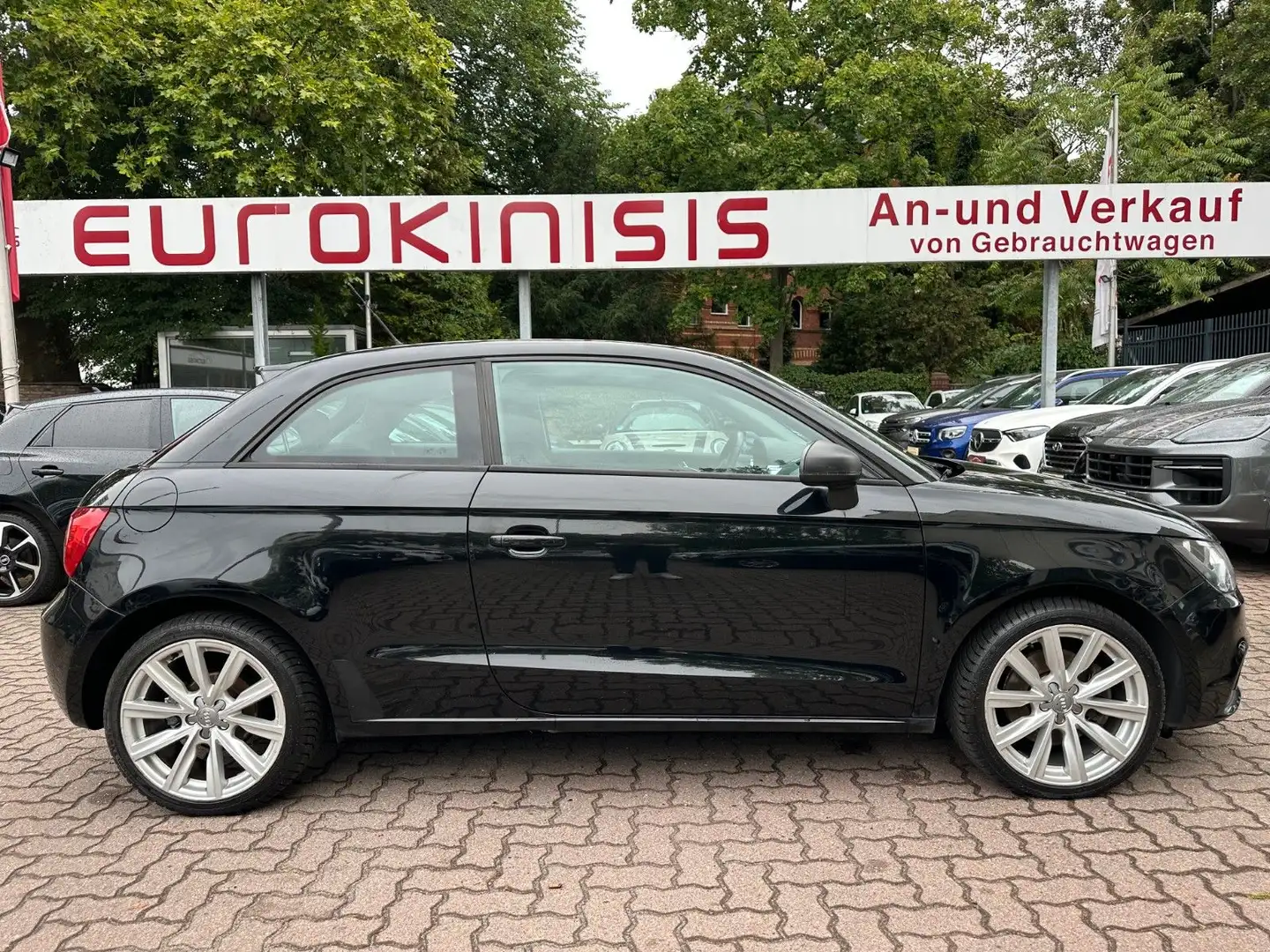 Audi A1 1.6 TDI ATTRACTION*KLIMA*SERVO*AUDIO*SHZ*PDC Schwarz - 1