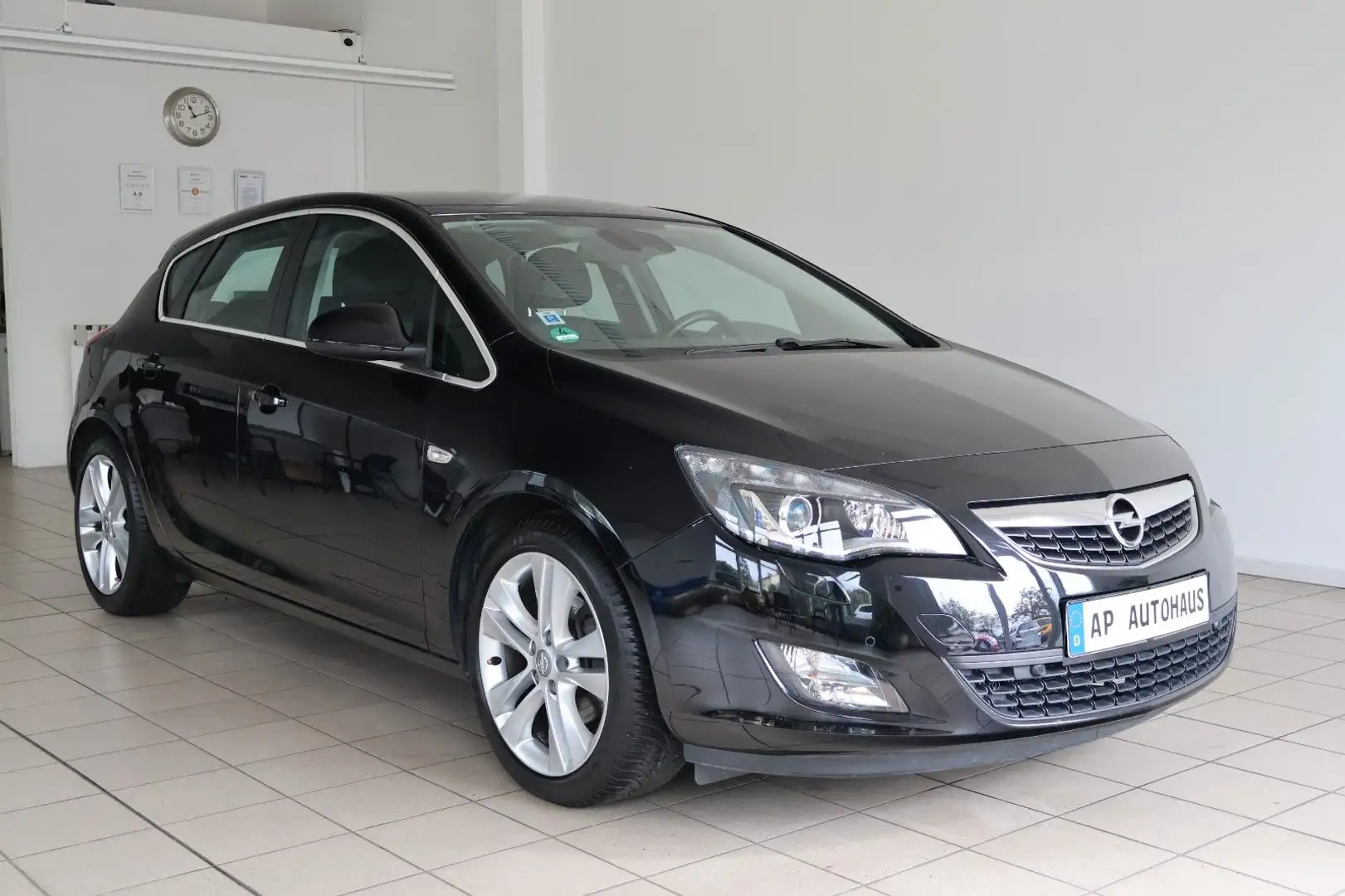 Opel Astra J Sport Automatik Navi Bi-Xenon PDC Schwarz - 1