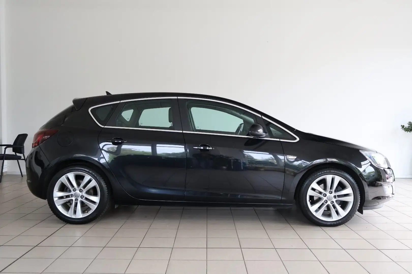 Opel Astra J Sport Automatik Navi Bi-Xenon PDC Schwarz - 2